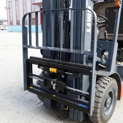 Xinchang Engine 2 Ton Diesel Cpcd20 Forklift with CE ISO SGS Standard and Solid Tires