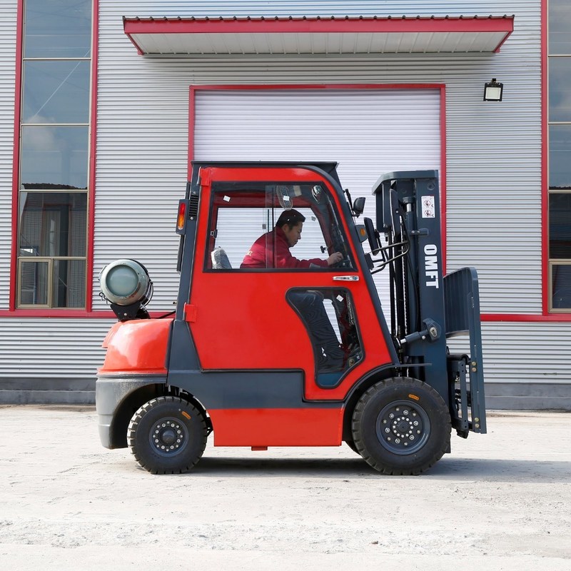Competitive 2 Ton LPG/Gas Forklift with Euro and Us EPA Emission Standard by Omft